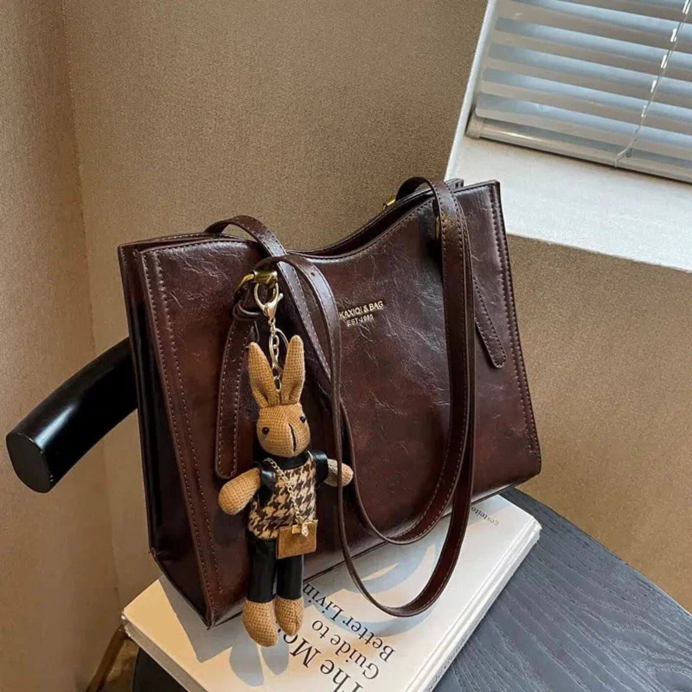 DouceOreille – Sac à bandoulière moelleux avec pendentif lapin