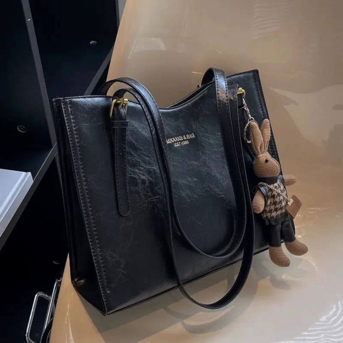 DouceOreille – Sac à bandoulière moelleux avec pendentif lapin